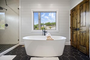 Bathtub, hair dryer, towels - Couples, Hot Tub, Fire Pit, Pet Friendly, Peace & Quiet (Broken Bow)