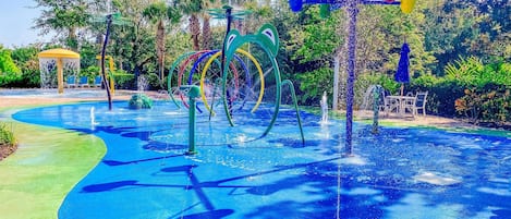 Una piscina al aire libre, una piscina climatizada