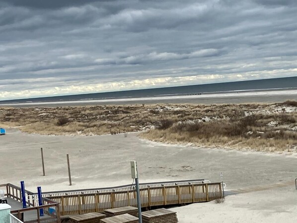 On the beach - Ocean Block Condo steps away from the beach in Wildwood Crest NJ (North Wildwood)