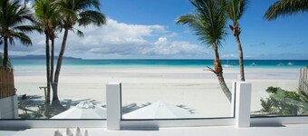 A private space on the white beach with 5 large rooms and beds