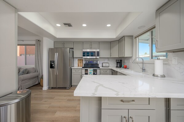 Fridge, microwave, oven, stovetop - River access walking distance (Bullhead City)