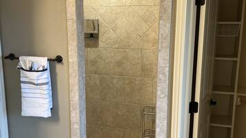 Dusche, Handtücher, Seife, Shampoo