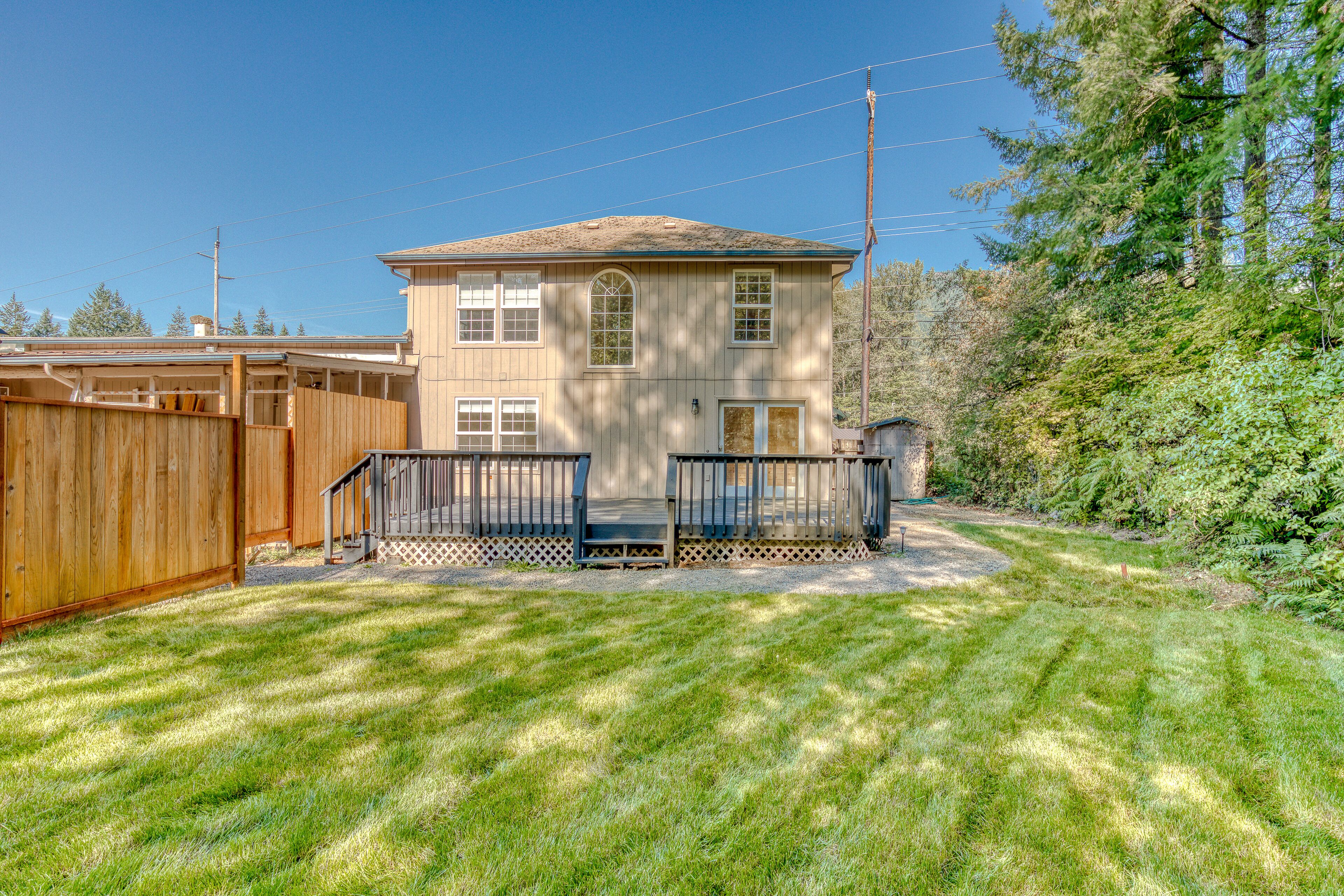 Year-round retreat with private deck, large yard, & washer/dryer - dog-friendly