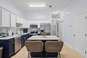 Kylskåp, mikrovågsugn, ugn och spishäll