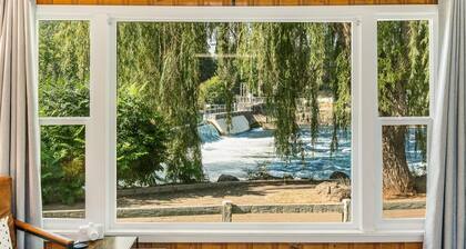 Pet Friendly Studio in Downtown Bend with Kitchenette and River View!