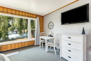 Dining - Pet Friendly Riverside Studio in Downtown Bend (Bend)