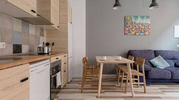 Een koelkast, een microgolfoven, een oven, een vaatwasser