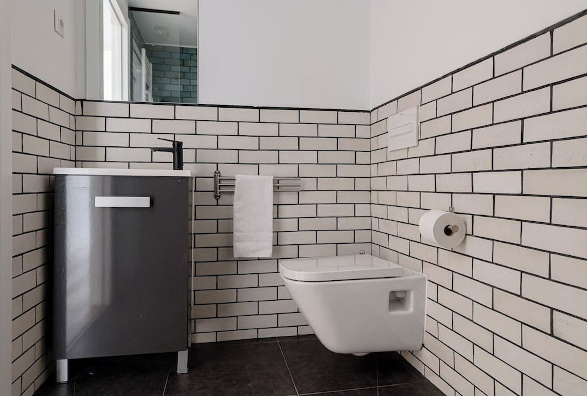 Een douche, een haardroger, handdoeken, zeep