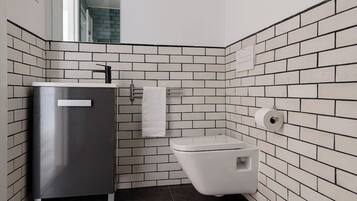 Een douche, een haardroger, handdoeken, zeep