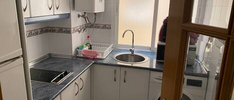 Réfrigérateur, micro-ondes, cafetière/bouilloire, bouilloire électrique