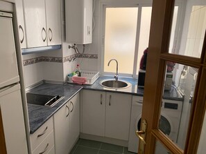 Køleskab, mikrobølgeovn, kaffe-/temaskine, elkedel