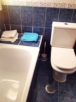 Badekar, hårtørrer, håndkl æder, Shampoo