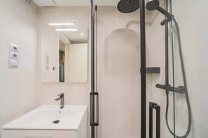 Bathtub, hair dryer, towels, soap - Housing Plaza Mayor by Sharing Co (Madrid)