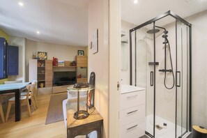 Badewanne, Haartrockner, Handtücher, Seife