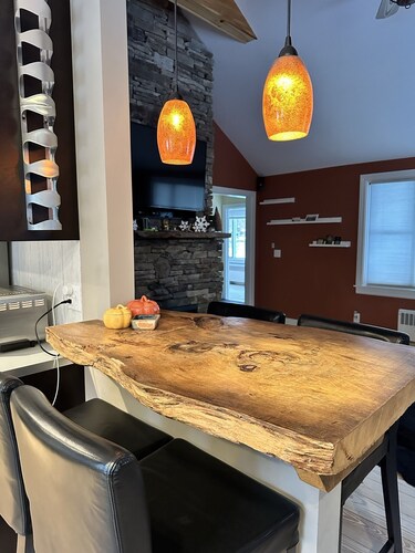 Ski retreat with views of Windham, in heart of town near all.