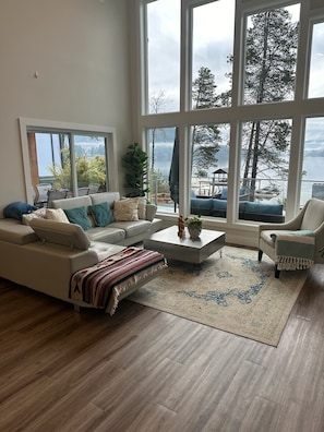 Una Smart TV, una chimenea