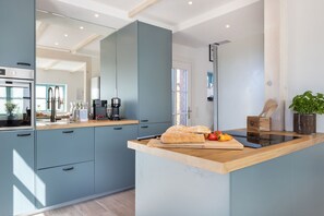Fridge, oven, stovetop, dishwasher - Villa Bundi - Modernes Endhausteil in Ruhiger Lage mit Saunaoase und Großzügigem Garten (Sylt)
