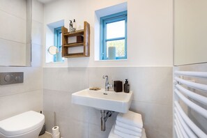 Shower, hair dryer, towels, soap - Villa Bundi - Modernes Endhausteil in Ruhiger Lage mit Saunaoase und Großzügigem Garten (Sylt)
