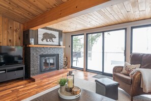 Smart-TV, Kamin, Tischtennisplatte, Bücher