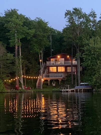 Waterfront Cottage on the Lake, with Game Room, Sunroom