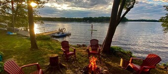 Waterfront Cottage on the Lake, with Game Room, Sunroom