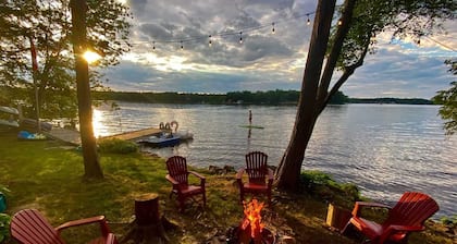 Waterfront Cottage on the Lake, with Game Room, Sunroom
