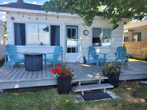 Terrace/patio - Cozy Beachfront Cottage (North Bay)