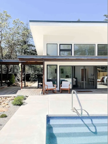 Smith River Haus - Modern Retreat & Saltwater Pool