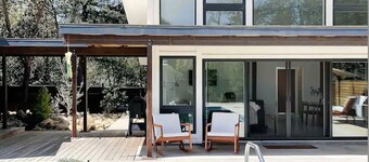 Smith River Haus - Modern Retreat & Saltwater Pool