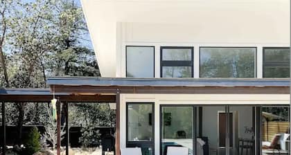 Smith River Haus - Modern Retreat & Saltwater Pool