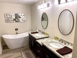 Shower, towels, soap, shampoo - Superbowl rental (Sun City)