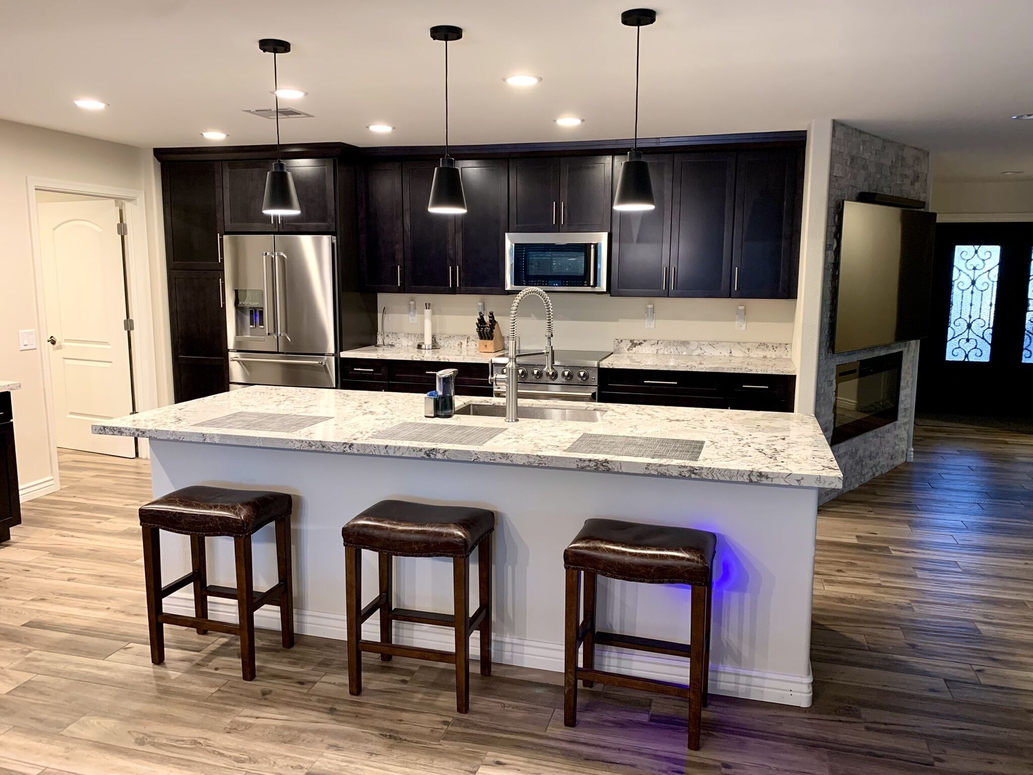 Kjøleskap, mikrobølgeovn, ovn og kokeplater