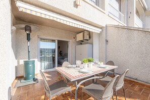 Outdoor dining - Lake view apartment with 1 bedroom and community pool (Empuriabrava)