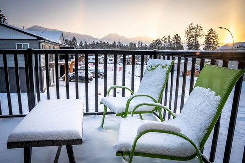 Mountain Views | Air Con | Garage | Large Deck | Nearby Trails | Parking