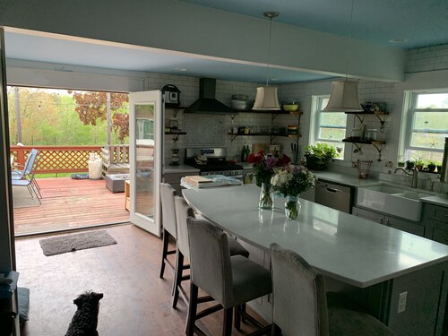 Pet Friendly Private Room with large fenced in yard.