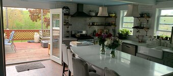 Pet Friendly Private Room with large fenced in yard.