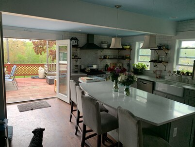 Pet Friendly Private Room with large fenced in yard.