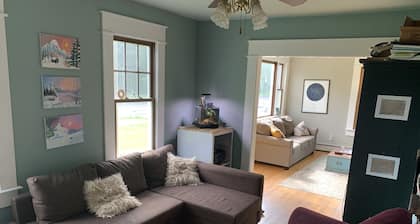 Pet Friendly Private Room with large fenced in yard.
