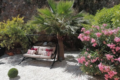 2 Bed House Sleeps 4 - Pool, Sea Views, Parking