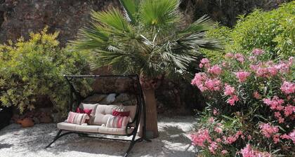 2 Bed House Sleeps 4 - Pool, Sea Views, Parking