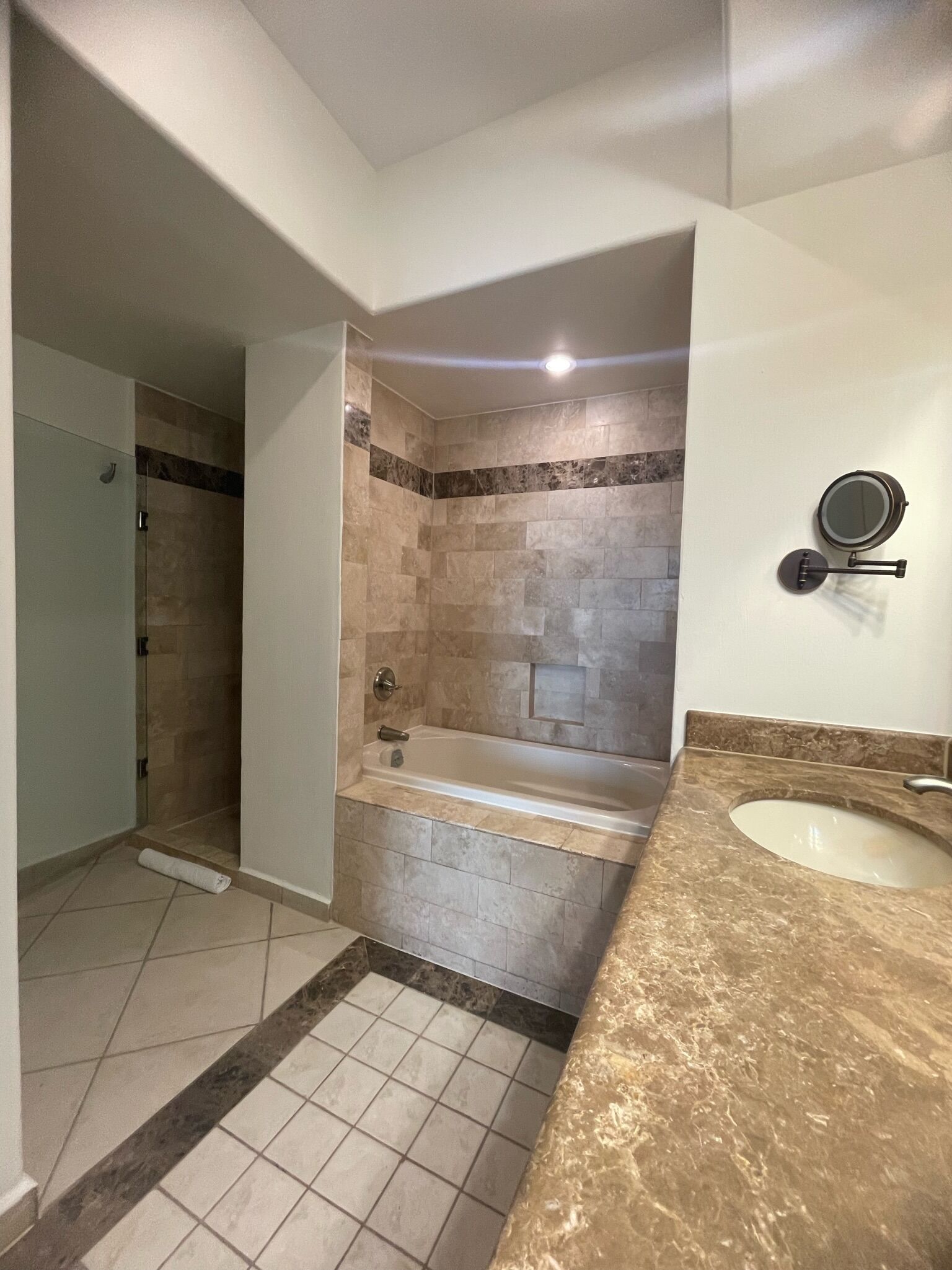 Un baño con bañera, ducha y lavamanos.