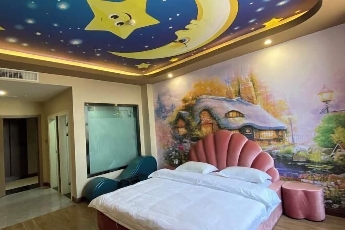 Une chambre à coucher avec un lit, une fresque représentant un chalet, et un plafond décoré d’étoiles et de motifs lunaires.