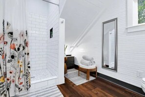 Shower, hair dryer, towels, soap - Luxury Downtown Alamo Home_King William/Southtown (San Antonio)