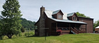 Lakefront-Dock-Hot Tub- Huge Level Yard- Game Room, Sandy Ridge Landing