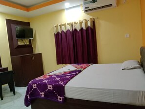 Egyptian cotton sheets, premium bedding, down duvets, memory-foam beds - Goroomgo Sahoo Palace Puri (Brahmagiri)