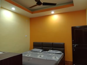 Egyptian cotton sheets, premium bedding, down duvets, memory-foam beds - Goroomgo Sahoo Palace Puri (Brahmagiri)