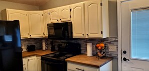 Frigorifero, microonde, forno, piano cottura