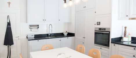 Refrigerador, horno, lavavajillas y cafetera y tetera