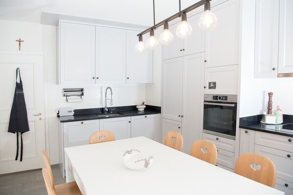 Fridge, oven, dishwasher, coffee/tea maker