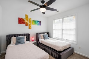 3 Schlafzimmer, Schreibtisch, Bügeleisen/Bügelbrett, Reisekinderbett